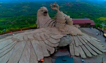 Day Tour to Jatayu Nature Park and Varkala Beach From Thiruvananthapuram